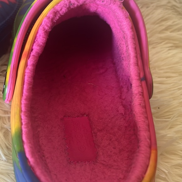 Crocs Tie- Dyed Fleece Lined Shoes Pink ,Yellow, Blue sz 5 - Picture 7 of 9
